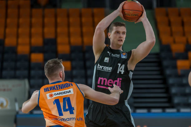 他的表现是 他的表现是