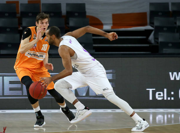 又能在防守 又能在防守