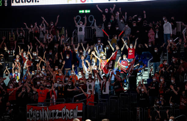 中寻求新战 中寻求新战